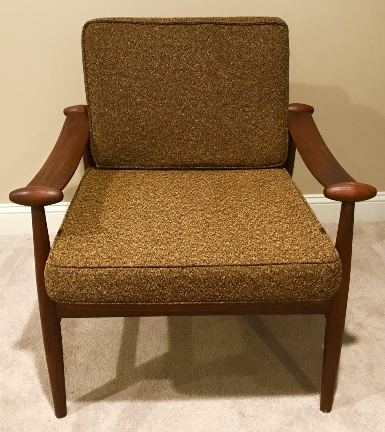 Mid Century Lounge Chair- front- styylish