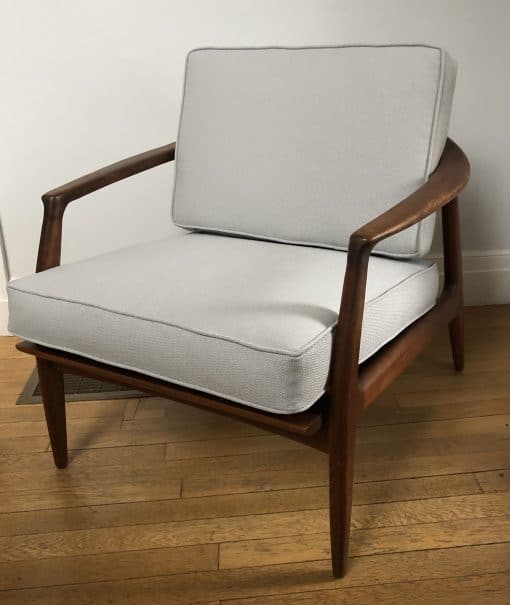 Mid century modern lounge chair- three quarter view- styylish