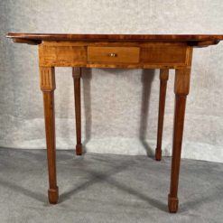 Louis XVI card table- view of the table from the front- styylish