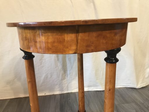 Biedermeier round side table- detail view of the upper part- Styylish