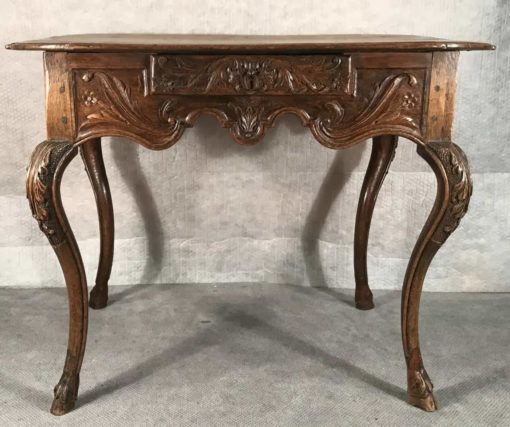 Baroque Table- detail of the front- front view- Styylish