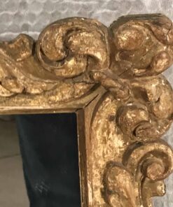 Baroque Gilt wood mirror- detail of the right upper corner- Styylish