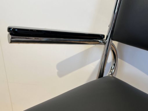 Bauhaus Cantilever Armchair - Black Lacquer Armrest Detail - Styylish