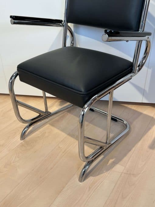 Bauhaus Cantilever Armchair - Bottom Detail - Styylish