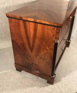 Biedermeier walnut chest of drawers- view of the side- Styylish