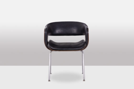 Arflex "Oxford" Armchair - Front View - Styylish