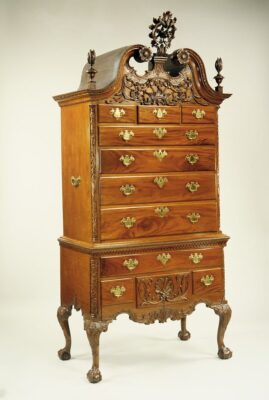 Metropolitan museum queen anne chest