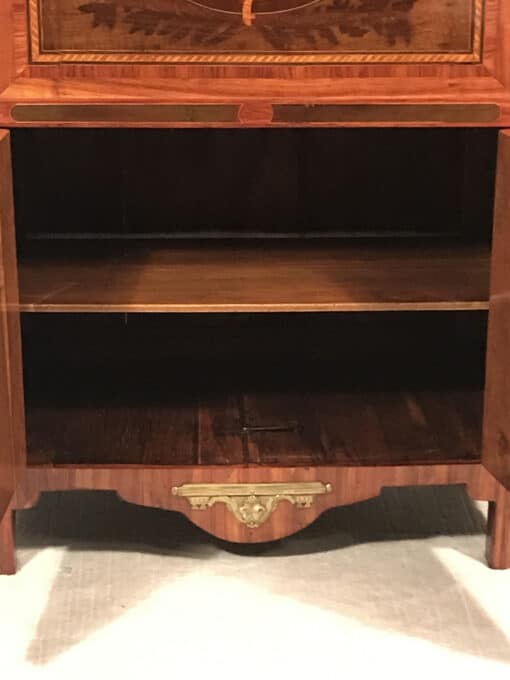 French Secretary Desk 18th century- detail view of the inside of the lower part - Styylish