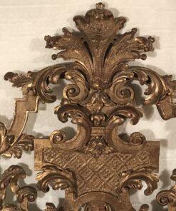 Gilt Wood Mirror - Head Closeup - Styylish