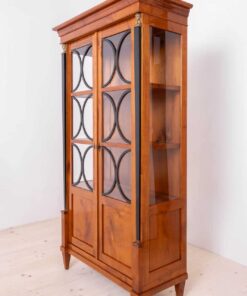 Biedermeier Cherry wood vitrine- Three-quarters - Styylish