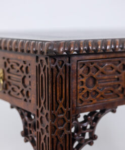 Chippendale-style mahogany table - Corner Profile - Styylish
