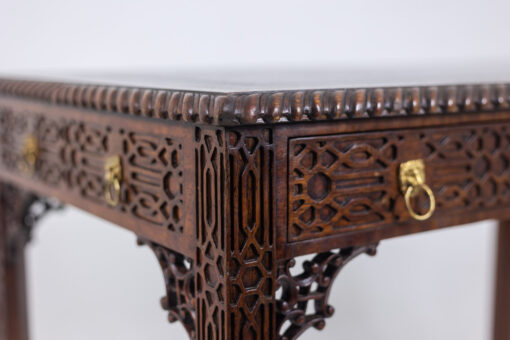 Chippendale-style mahogany table - Corner Profile - Styylish