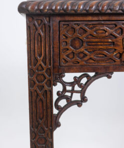 Chippendale-style mahogany table - Wooden Detail - Styylish