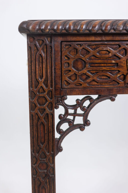 Chippendale-style mahogany table - Wooden Detail - Styylish