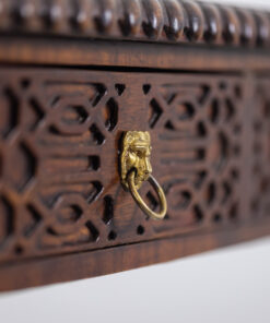 Chippendale-style mahogany table - Lion Detail - Styylish