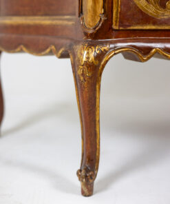 Venetian Louis XV Style Chest - Feet Detail - Styylish